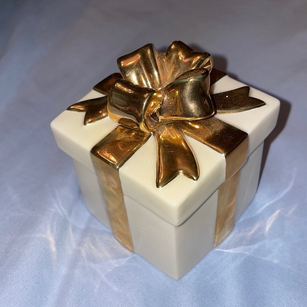 Lenox gold Keepsake trinket Box 24 Karat Gold Bow fine ivory China 1999